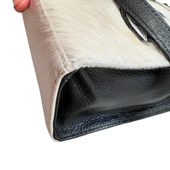 Vali Crossbody Small Cream Leather Bag - Eyes Applique Adjustable Handle - Picture 9 of 13